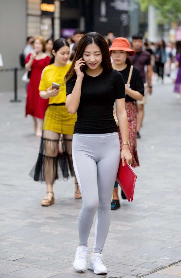 街拍: 运动锻炼出来的好身材, 小姐姐喜欢穿搭运动打底裤