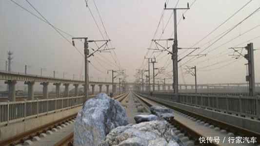  真牛@高铁行驶时，前方突然出现大石怎么办看完赞叹中国高铁技术