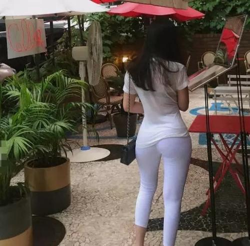 紧身裤始终保持腿部的舒适感，非常优雅迷人