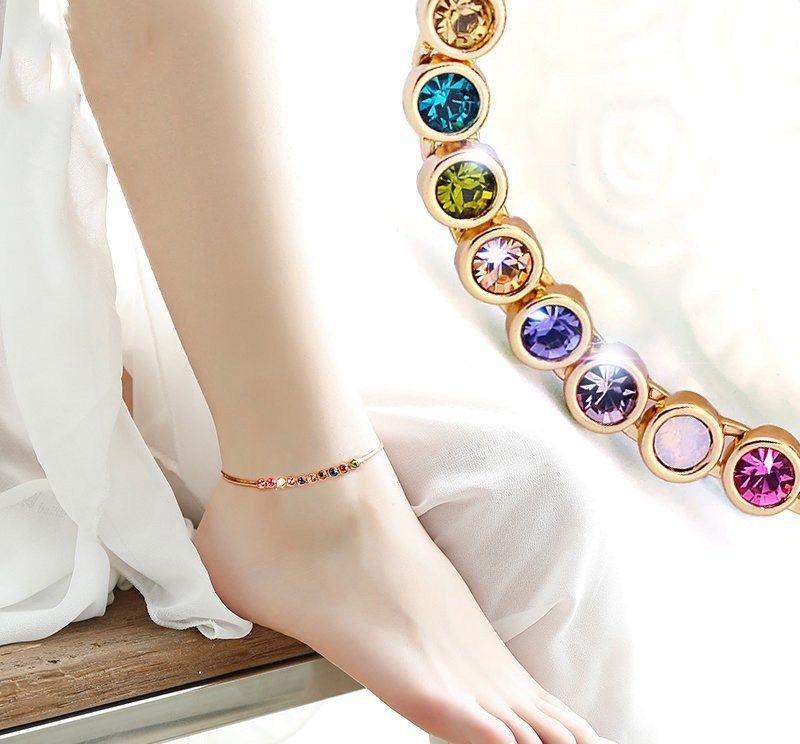 纤细玉足露脚踝，搭上一条精致的小脚链，时髦显脚嫩白！