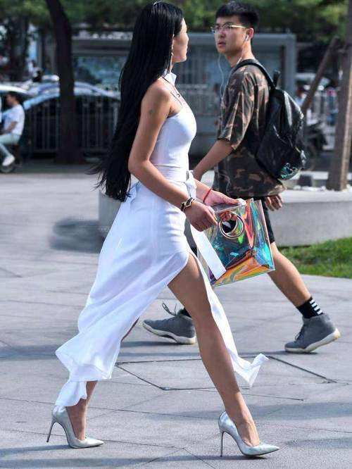 街拍：性感成熟眉清目秀的小姐姐，穿着清凉简约装扮养眼又显瘦！