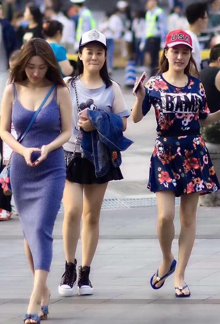 时尚街拍，街头偶遇穿开叉裙的姐姐，凹凸有致好身材深深的吸引了