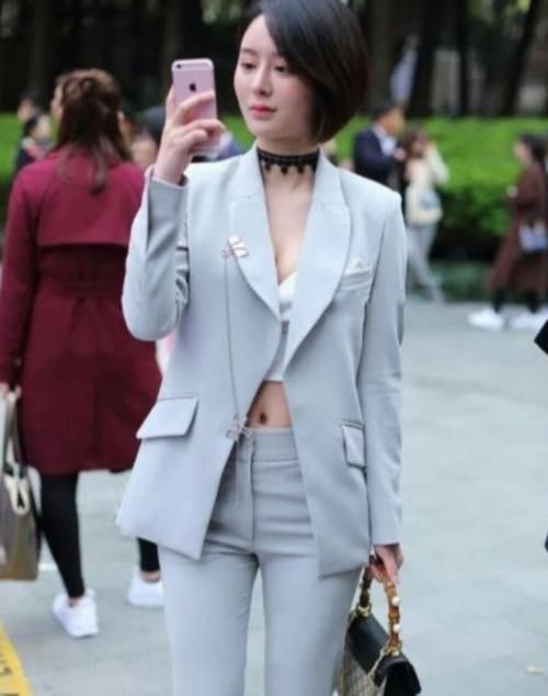  「美女」街拍美女身穿职业装干练又时尚，身材颜值给满分，极其吸睛