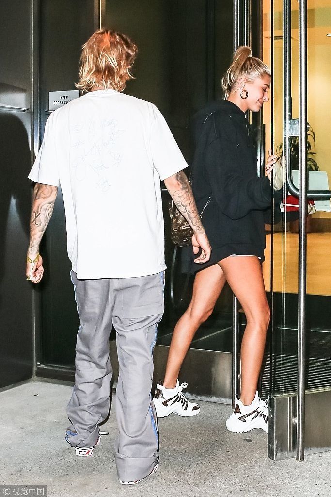 海莉鲍德温秀美腿目光中充满甜蜜 和比伯“夫妻双双把家还”