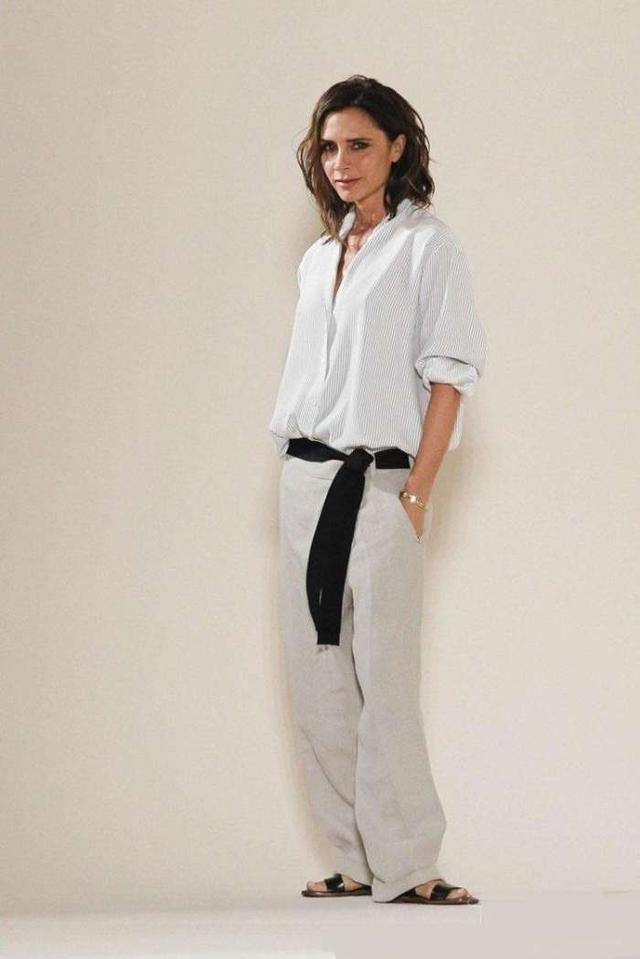 贝嫂难得豁出去真空出门凉快一下，没想到再性感也有摩登味！