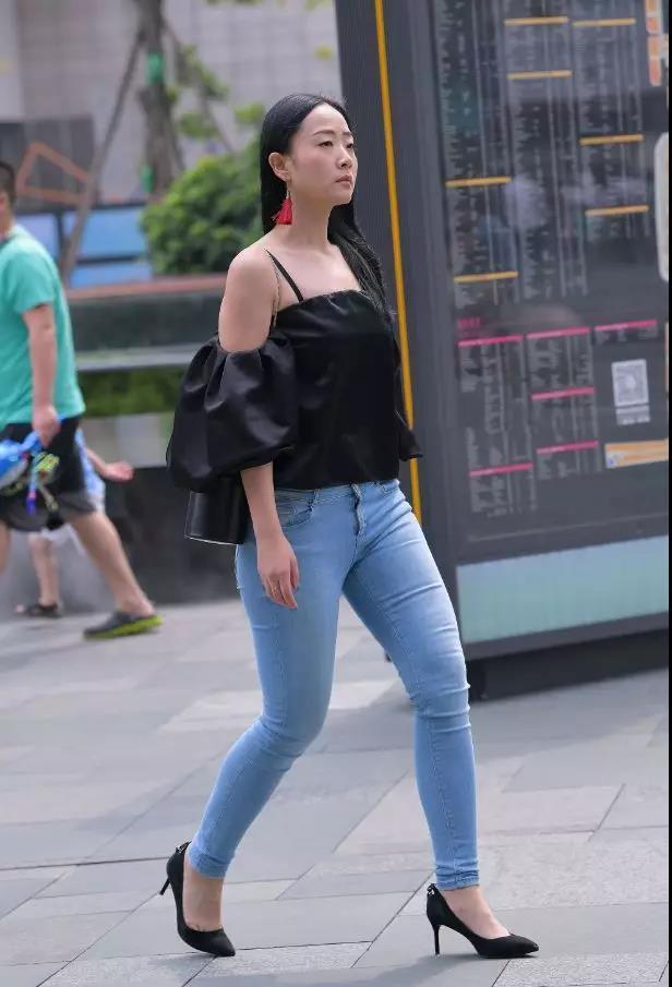 穿紧身牛仔长裤的性感风韵美女，自信才是发自内心的美！