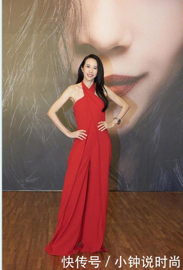 穿个露背裙已不是新鲜事了,看莫文蔚裙子图案才是亮点!!