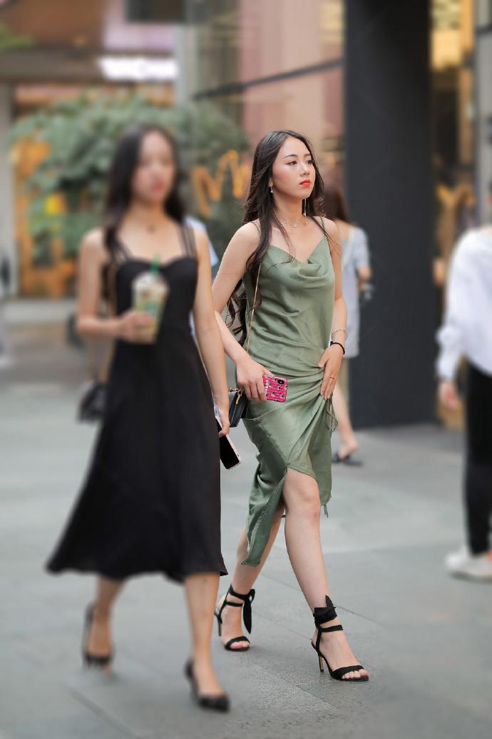  [显得]街拍：选择清爽减龄的吊带裙，让气质显得优雅又潇洒