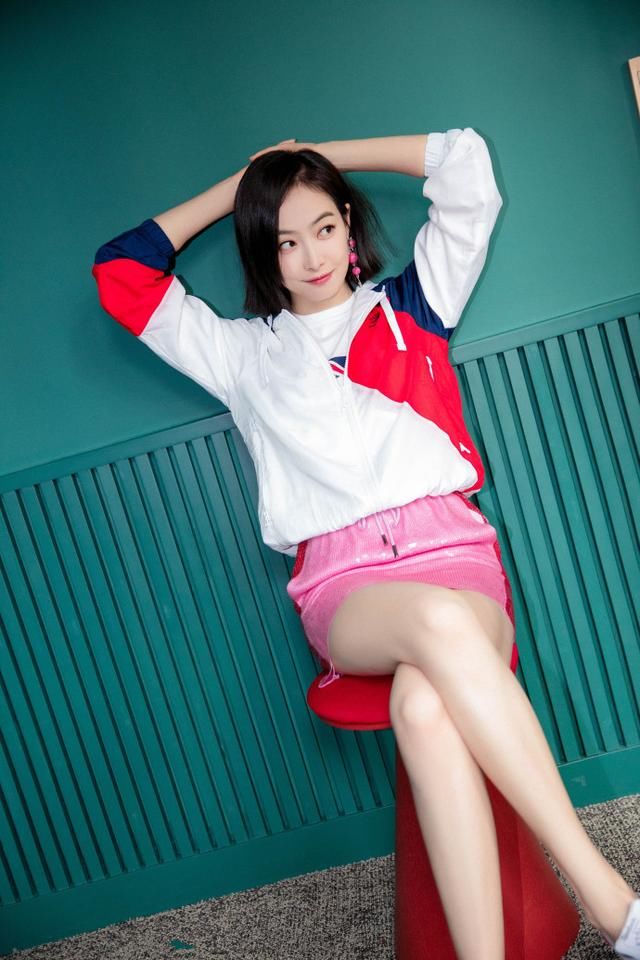 宋茜穿短裙秀美腿，坐下来的瞬间好尴尬！好歹也拿块布遮一遮吧？