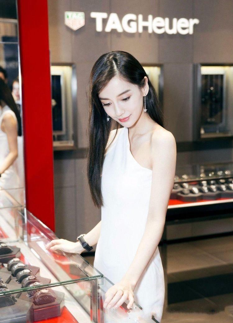 辣妈杨颖太有韵味了,露肩裙高开衩秀美腿,网友:黄晓明也不管管