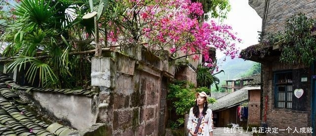 三面环水的古堡, 不通公路的古镇, 竟然没有一栋现代建筑