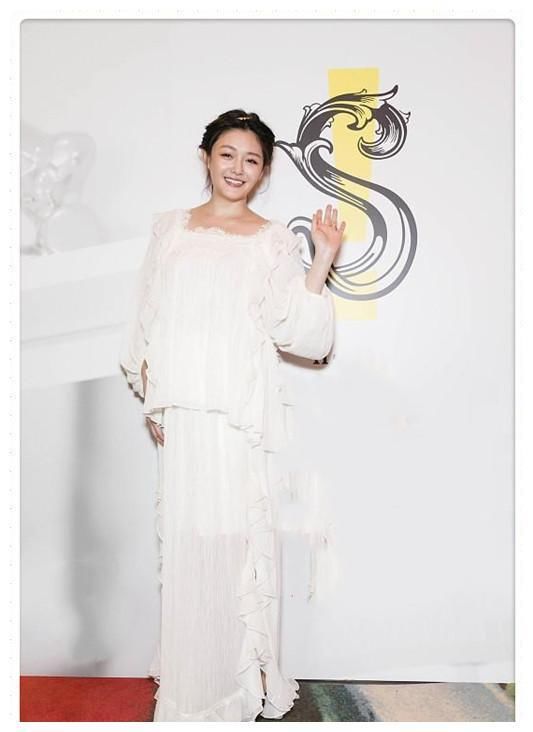 李菲儿鱼骨裙夸张，张雨绮、大S穿薄纱裙，一个真性感一个大妈相