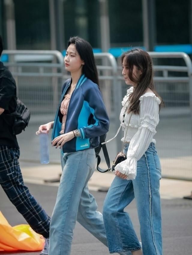  『春天』姑娘别再傻傻学搭配,今年春天流行这样的连衣裙,青春靓丽显气质