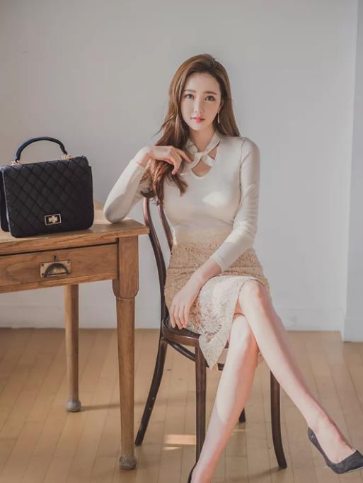 蕾丝|李妍静,一件白色上衣配米白色蕾丝裙
