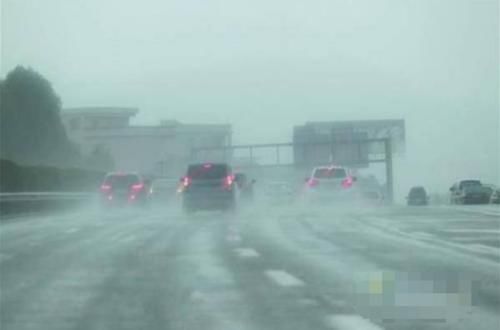  「开错」跑高速时，突然遇到大暴雨该开雾灯还是双闪？开错危险