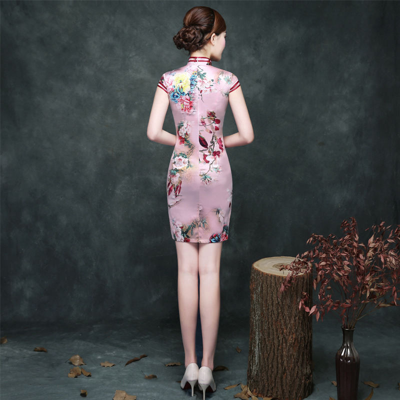 旗袍佳人，暗香浮动，优雅到了骨子里，尽显好身材