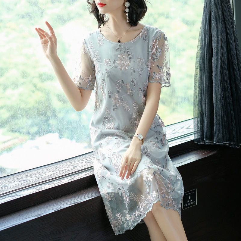 不得了!新型的“宝石蓝”连衣裙一出世就火得一塌糊涂，美极了~