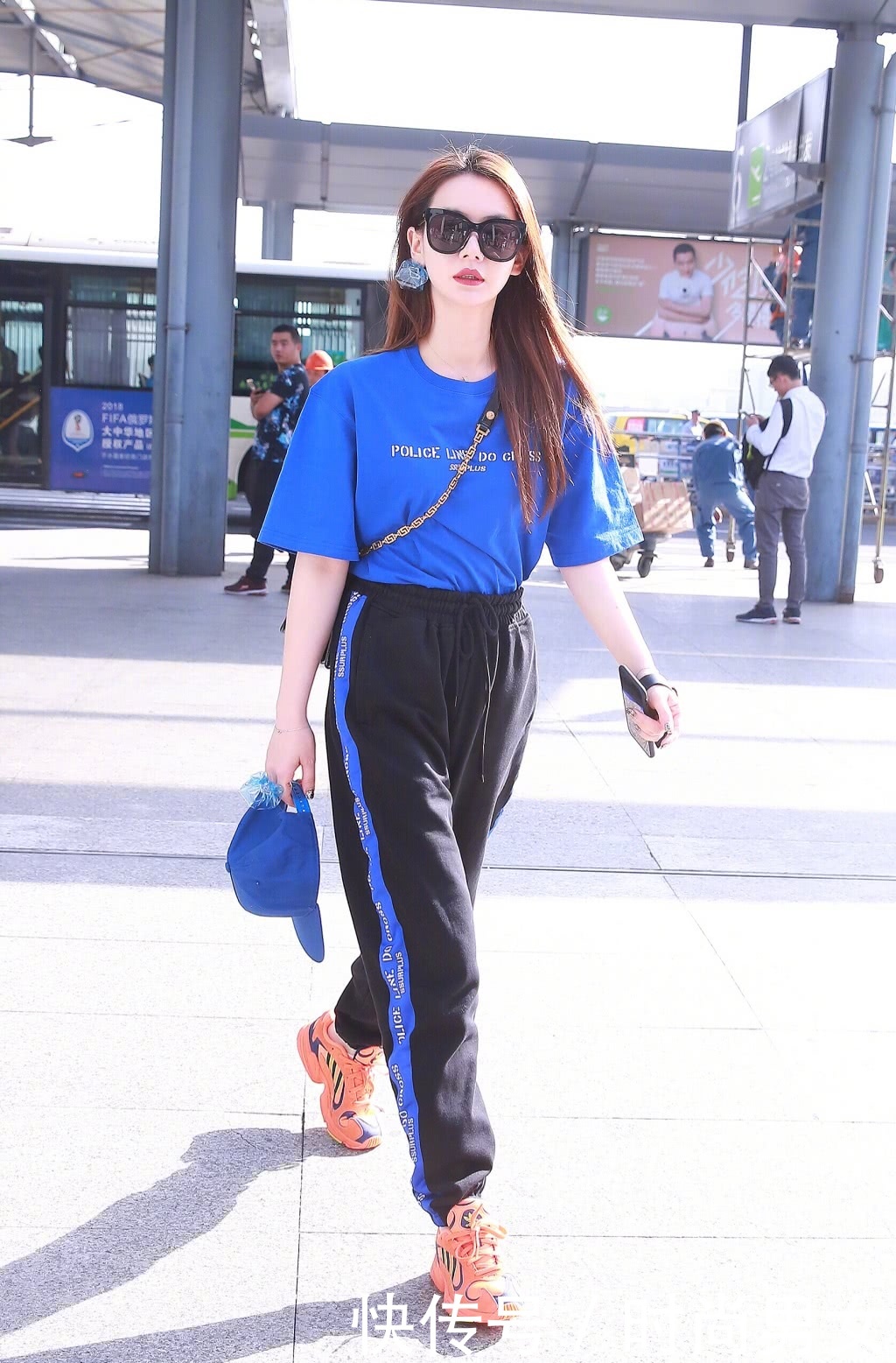 戚薇现身街头，白T配运动裤都能穿出大长腿，网友：气质真好！