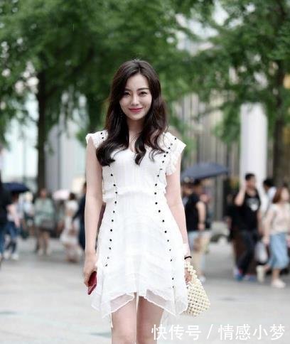 街拍图四三角形热裤“露”大腿,尽显“饱满”身材,太有魅力!