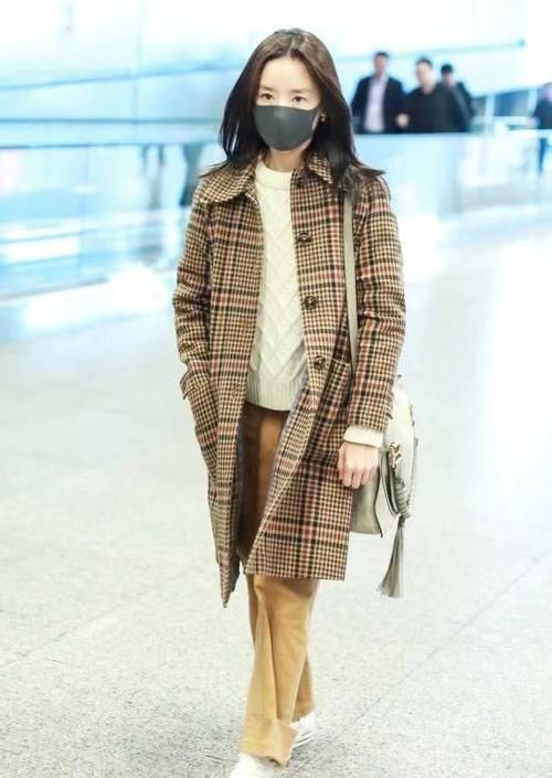  #女性朋友#董洁颜值真高！素颜出镜毫无畏惧，格纹大衣搭配白色毛衣保暖洋气