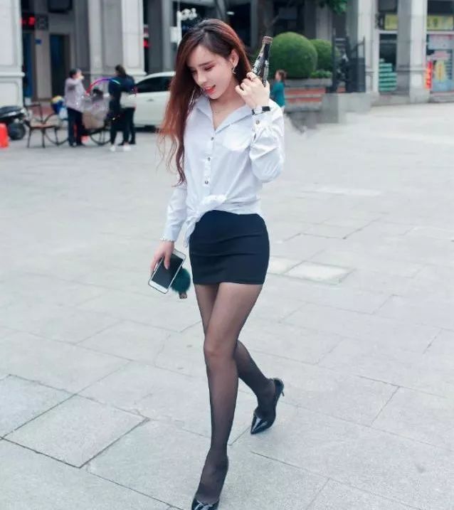 「身材」小姐姐靠身材就能成女神, 穿上包臀裙让人忍不住多看几眼!