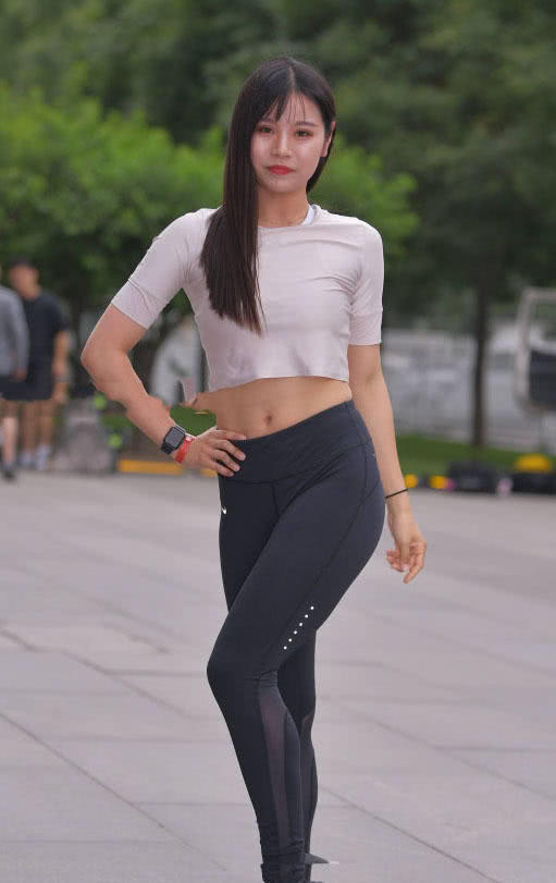 黑色紧身裤小姐姐臀部饱满线条紧致,纤细的小蛮腰很有看头