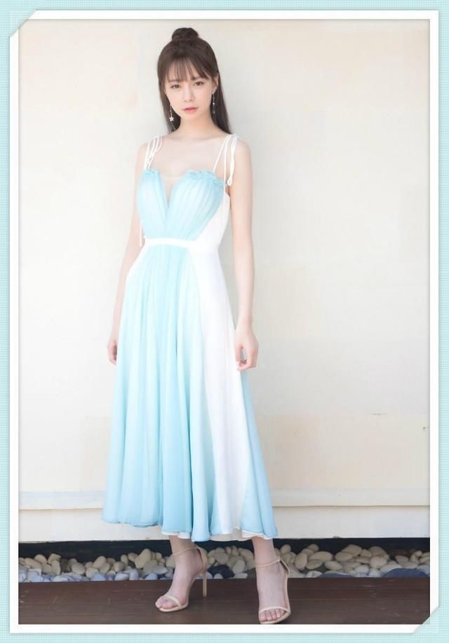 沈梦辰不过穿了件百褶裙，不仅网红脸没了，就连初恋气息也出来了