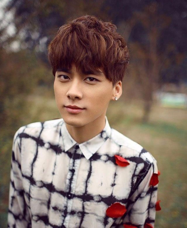 李易峰换新发型像换了张脸, 颜值爆表堪比整容