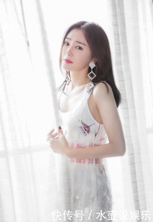秦岚佘诗曼同台,亮片裙一字肩齐上阵,气质一点不输27岁吴谨言!