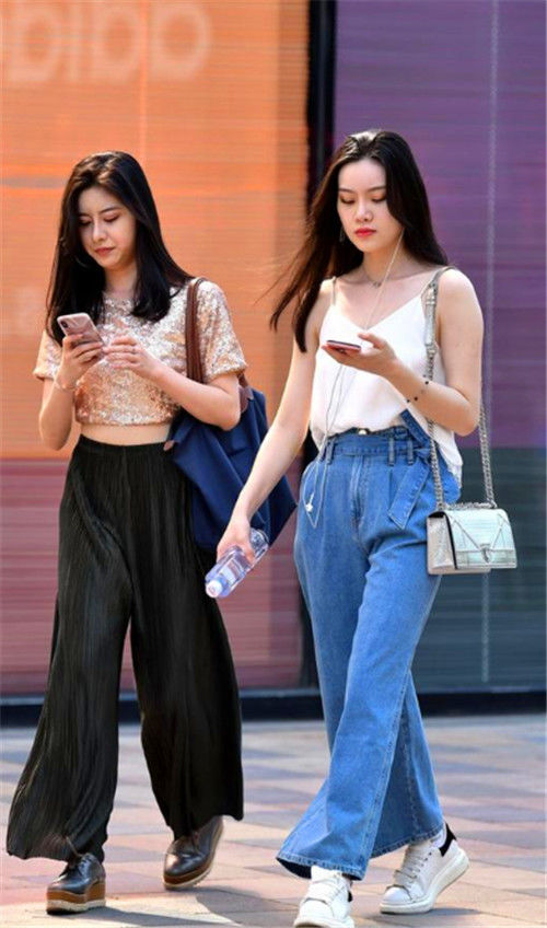  [闺蜜]街拍：时尚闺蜜逛街，时尚靓丽，成为街头的焦点
