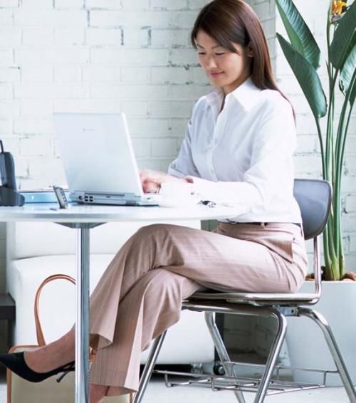 都市白领女性上班最好别穿裙子