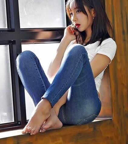 每日街拍:凹凸迷人的牛仔裤美女，塑造曼妙曲线，让人一眼难忘!