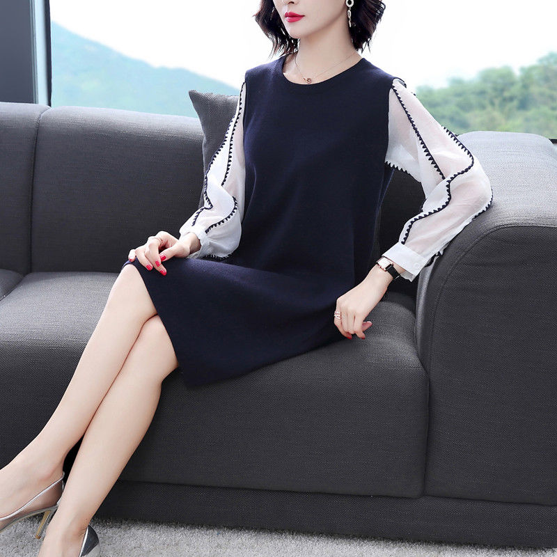 小姨身穿这“秋装裙”，洋气超迷人，原来本季流行这么穿，美呆了