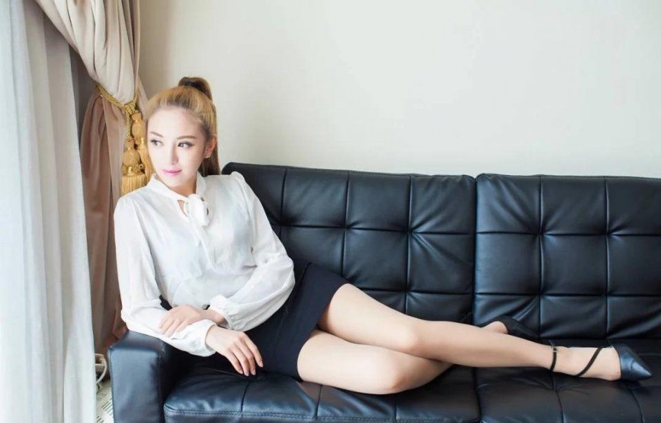 街拍高跟长腿清纯美女