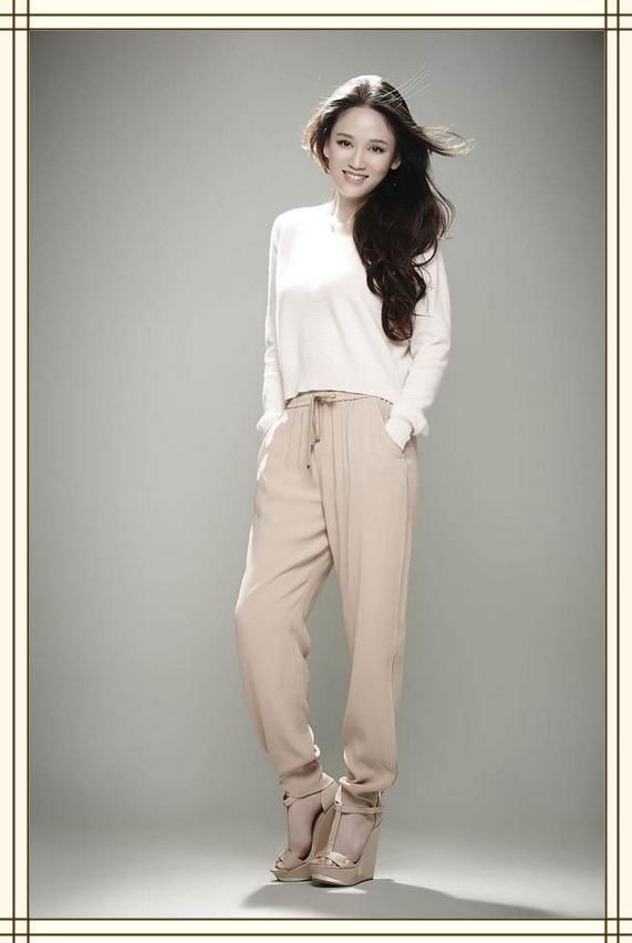 陈乔恩现身机场，竟穿了条80年代的牛仔裤，网友:我妈都不穿了