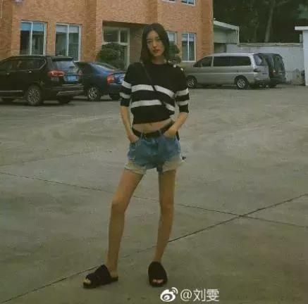 刘雯当真瘦！穿又短又破短裤坐下也不惧走光，网友：104斤我信了