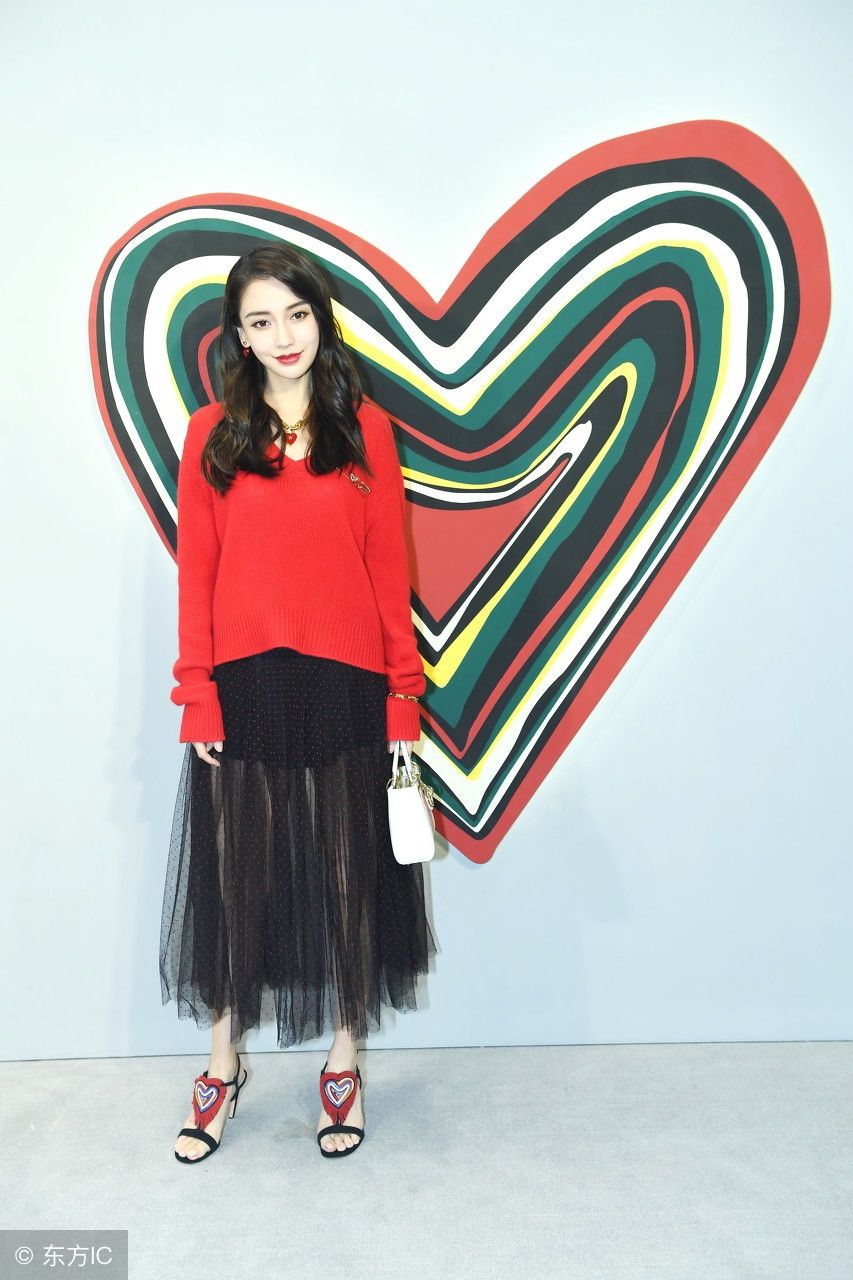 杨颖厉害了，一条薄纱裙就抢回“腿精”称号，却被鞋子抢镜了