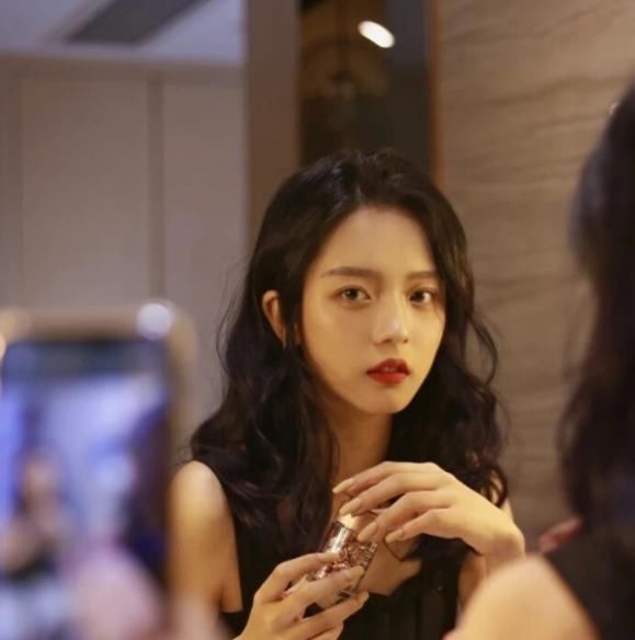 女生■总做这3动作的女生,难怪嘴唇会变“香肠嘴”,再不改就越来越丑