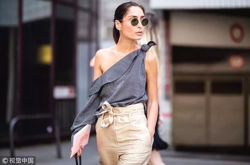 夏天就要拉仇恨 露肩装的诱惑谁都可以有！