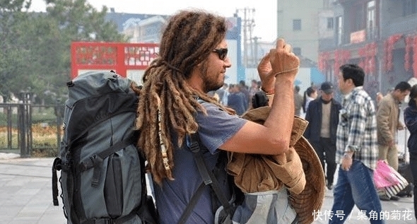 为啥中国人出门爱“拖箱子”？背个书包多方便，网友：你不懂女人