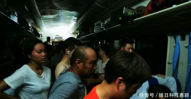  [列车]列车因故障停运4小时有人热晕，乘客怒砸车窗透气