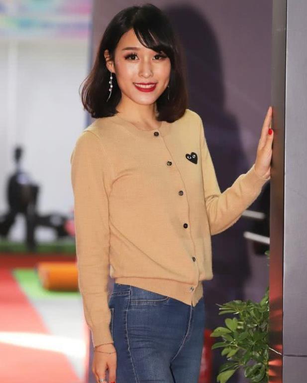  魅力|街拍：身材苗条的小姐姐，一条黑色的连衣裙，魅力女神范