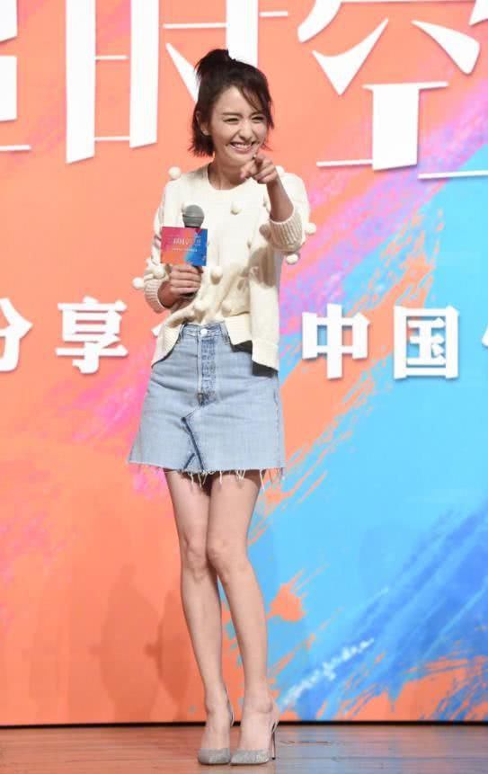 佟丽娅真是太可爱太保守了，那么性感的一件裙子她把开衩缝起来穿