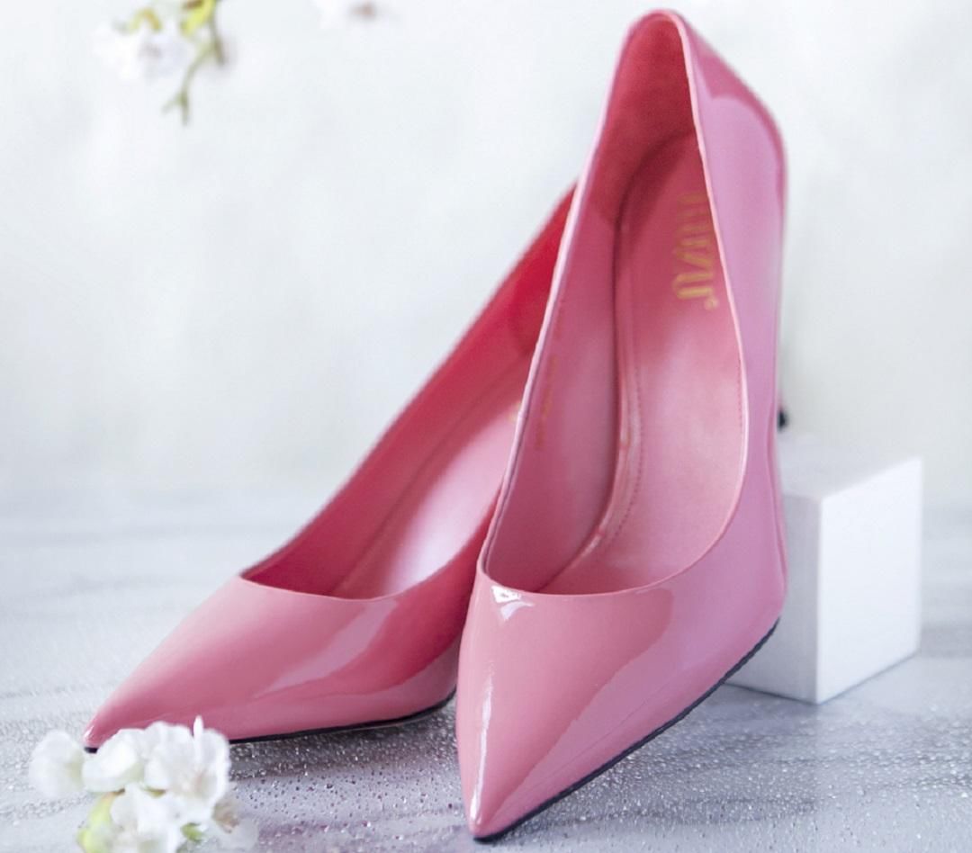 驾驭不好粉裙子?是你不会穿，那就试着换一双鞋子吧!