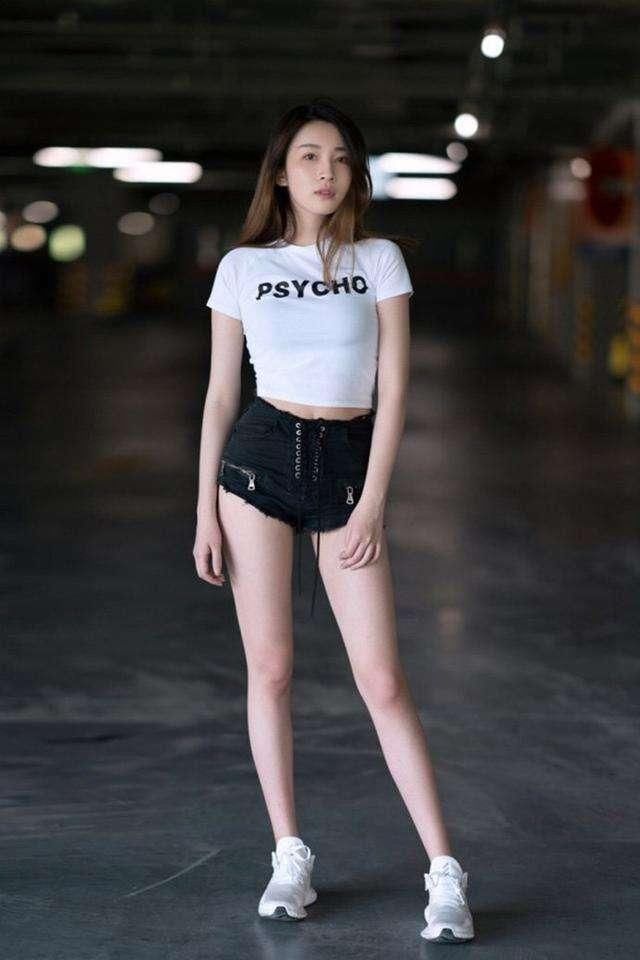 街拍:这么丰满的小姐姐，一出场太霸气了，真心话 可以约吗?