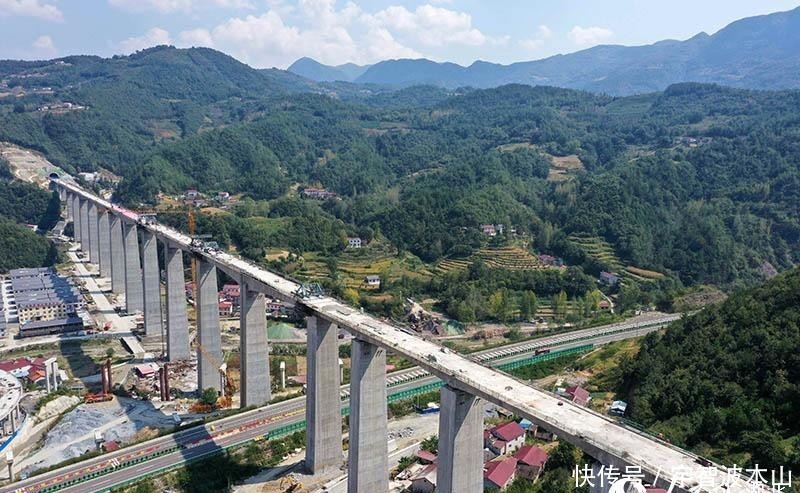 【郑渝】郑万高铁湖北段天池特大桥合龙