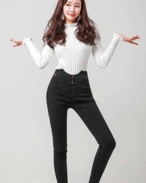 街拍: 露背的美女不仅是背影杀手, 正面更是性感迷人！