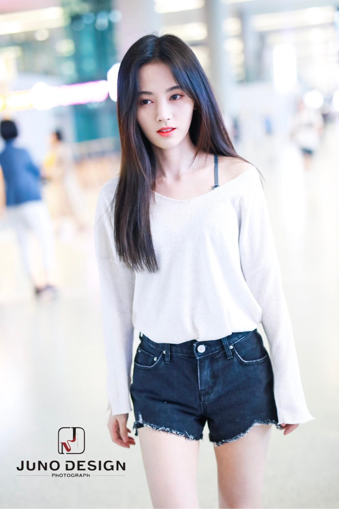 四千年美女鞠婧祎穿露肩装忒撩人，回眸一笑更撩，网友:被迷住了