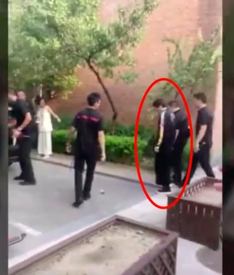 网友投诉蔡徐坤生日会找替身：假的前门应付粉丝，真的从后门跑了