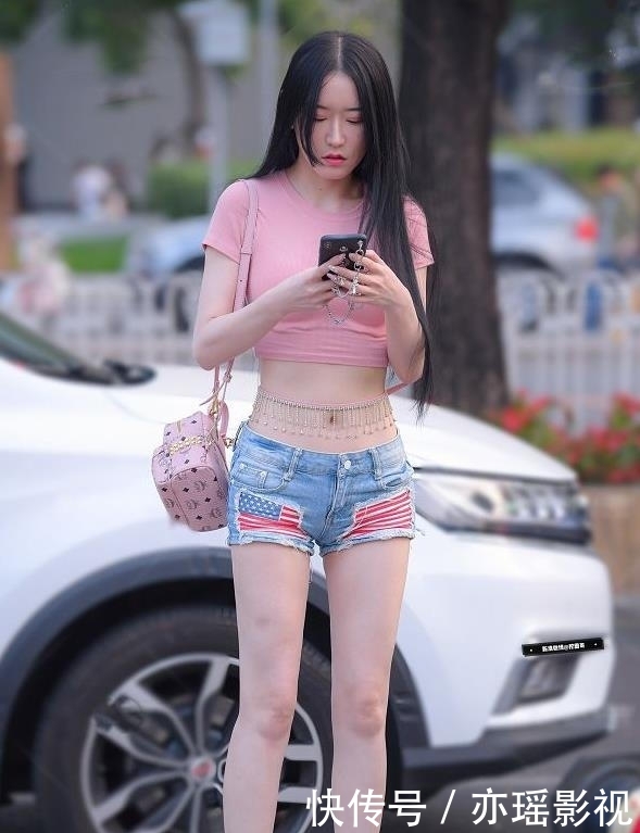 美女:美女街拍:性感美女肤若白璧,优雅知性韵味,迷人性感女人味